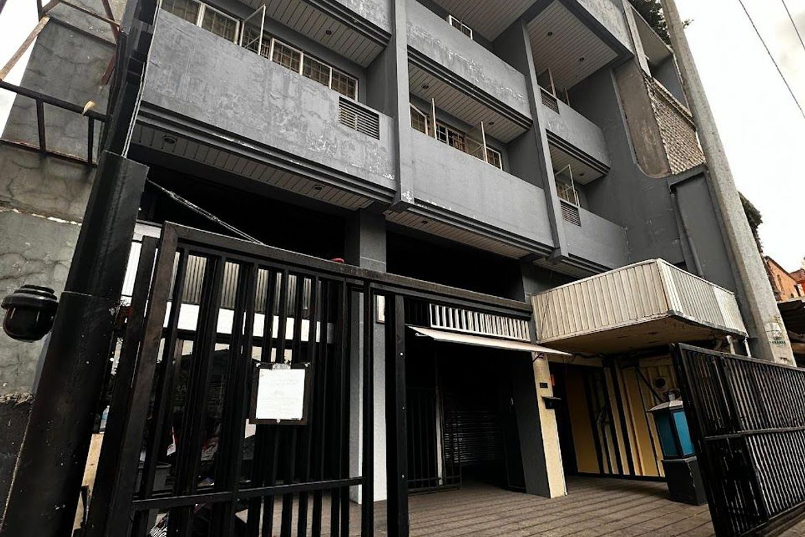 Shophouse for Sale in Urdaneta, Makati, Metro Manila near MRT-3 Ayala