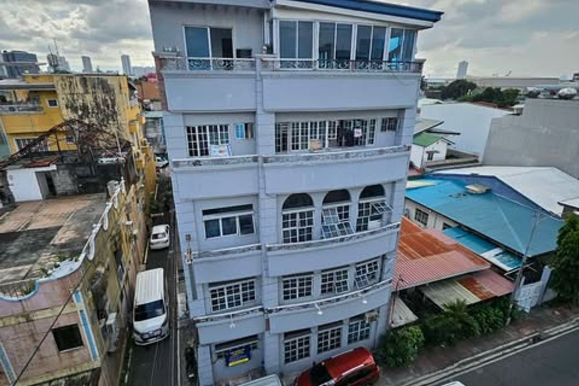 Shophouse for Sale in Veterans Village, Quezon City, Metro Manila near MRT-3 North Avenue