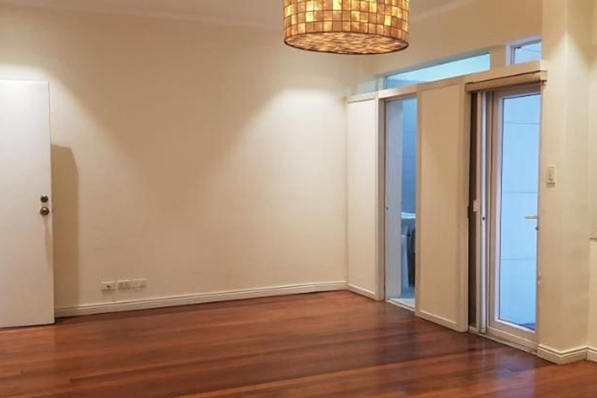 Townhouse for Sale in Guadalupe Viejo, Makati, Metro Manila near MRT-3 Guadalupe