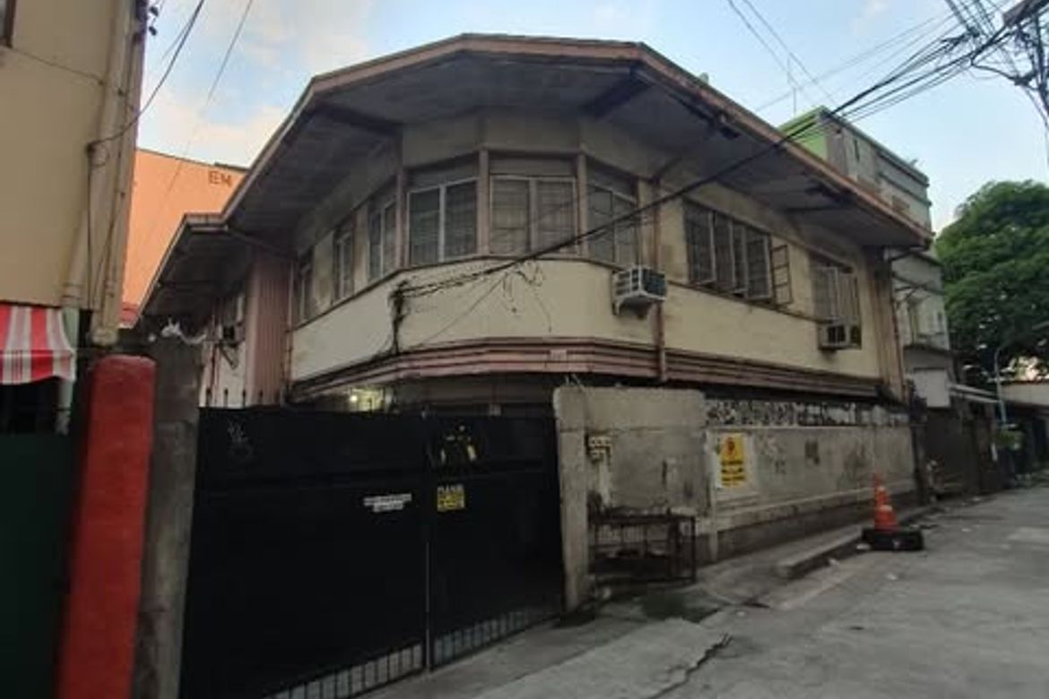 Townhouse for Sale in Manila, Metro Manila near LRT-2 Legarda