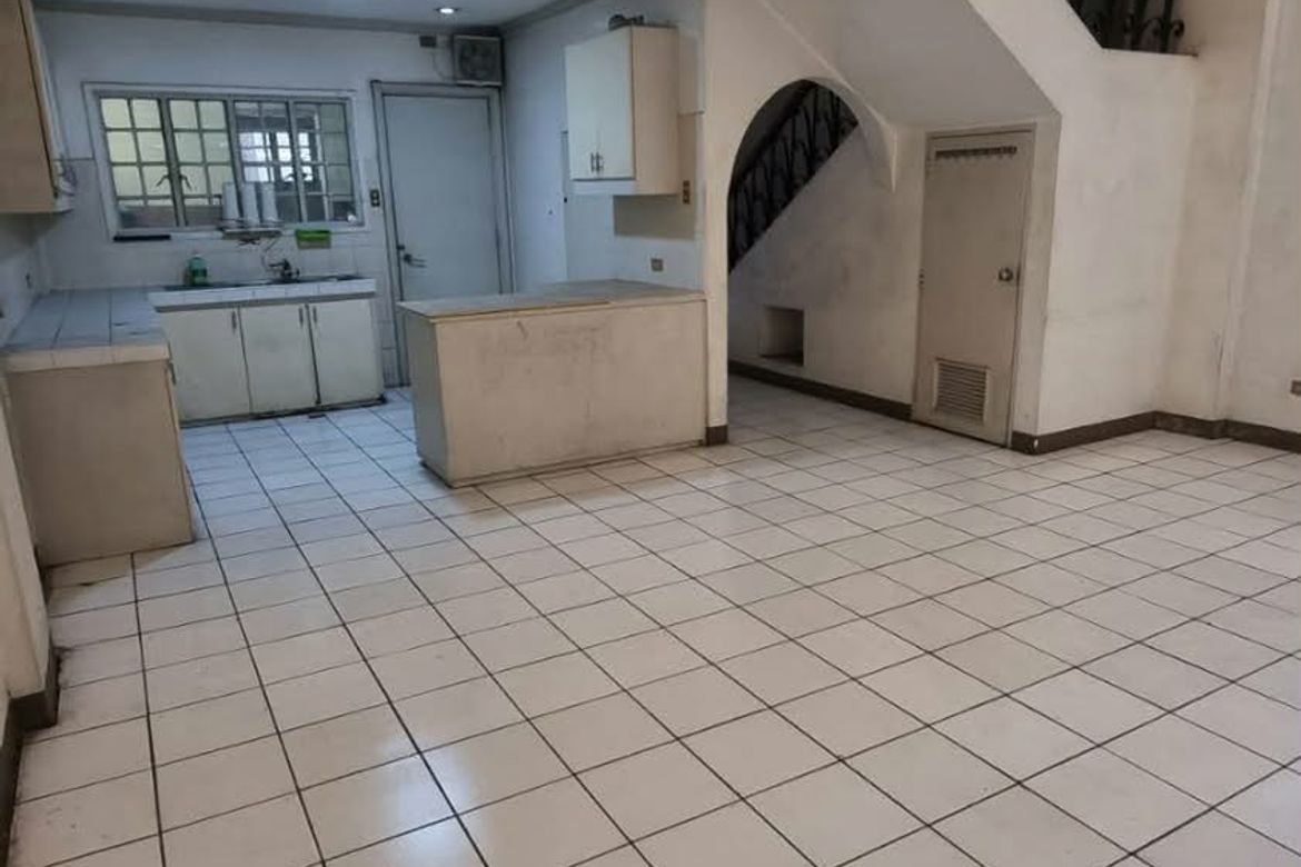 Townhouse for Sale in Santa Mesa, Manila, Metro Manila near LRT-2 V. Mapa