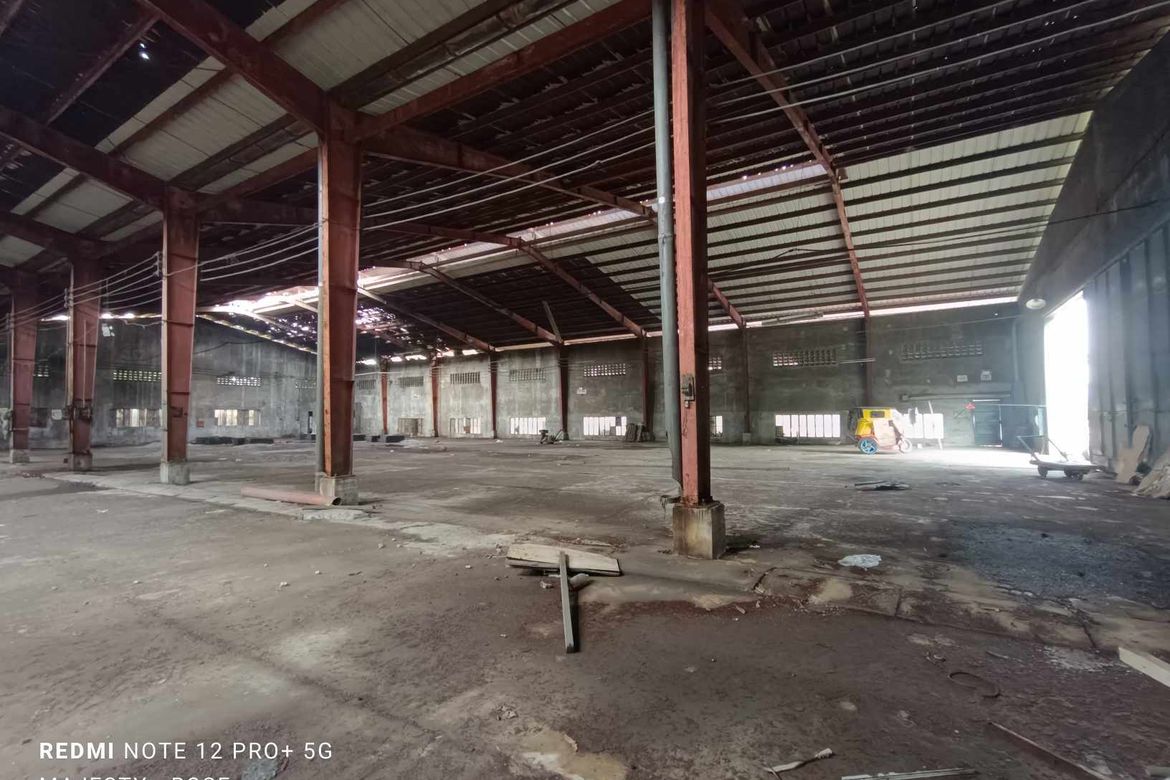 Warehouse / Factory for Sale in Pinyahan, Quezon City, Metro Manila near MRT-3 Kamuning